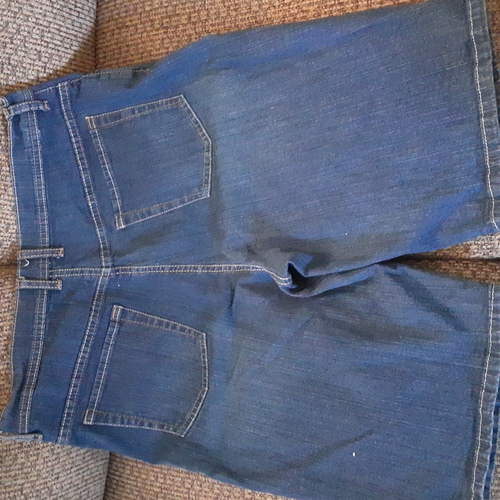 GV Bermuda shorts